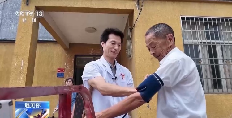 “我走得慢,但不让患者等” 他用拐杖撑起20年出诊路 “我走得慢,但不让患者等” 他用拐杖撑起20年出诊路