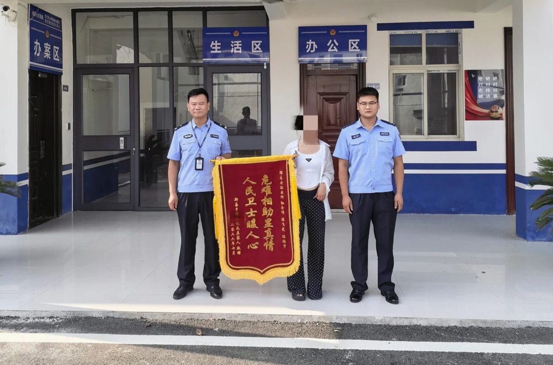 揪心!女子河中哭泣,民警下水成功施救 揪心!女子河中哭泣,民警下水成功施救