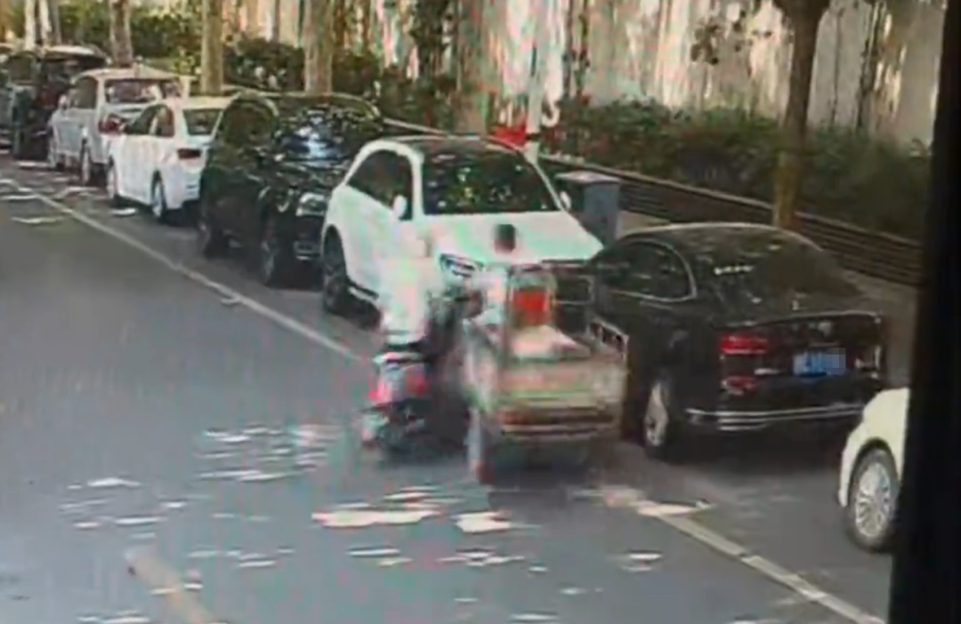 奇葩!两车相撞路边轿车“躺枪”,车门被刮坏,肇事者竟然捡走门把手 奇葩!两车相撞路边轿车“躺枪”,车门被刮坏,肇事者竟然捡走门把手