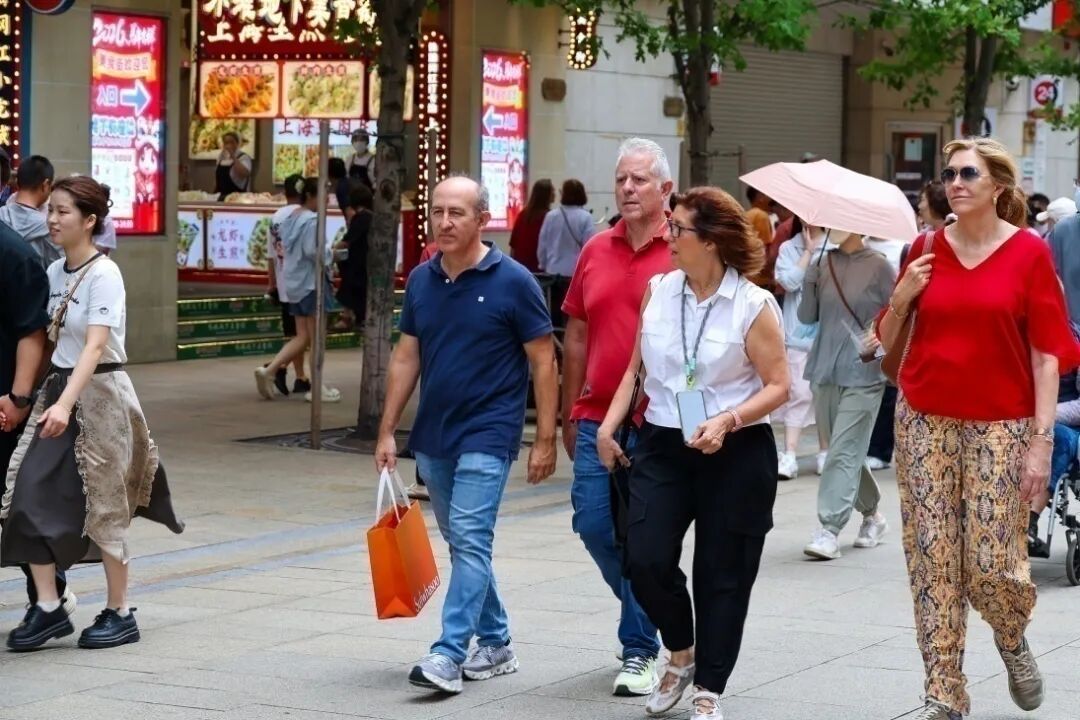 外国人扎堆来中国“暑期游”!来自这个国家的游客增长近10倍 外国人扎堆来中国“暑期游”!来自这个国家的游客增长近10倍
