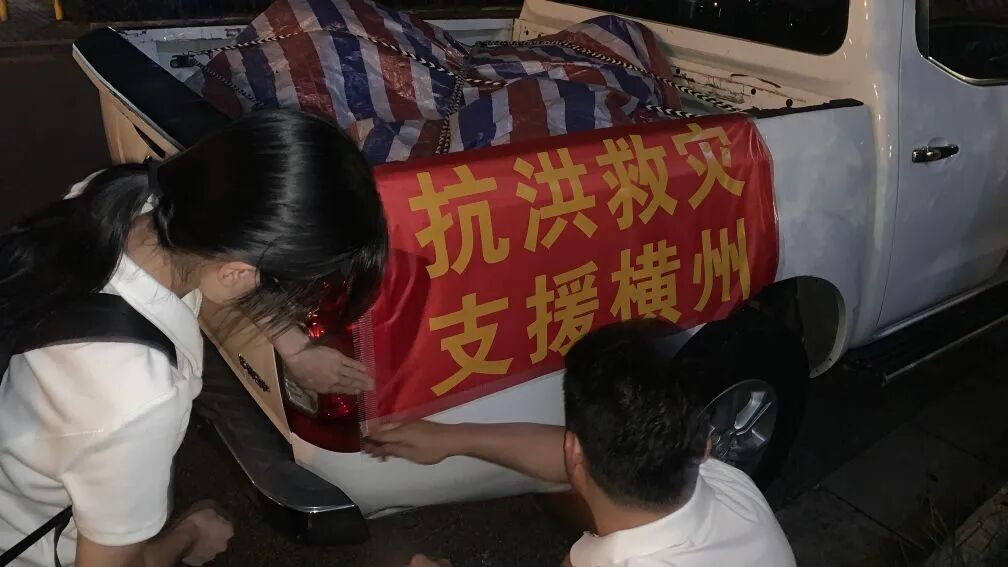 “靓仔,到车上去卸货!” “靓仔,到车上去卸货!”