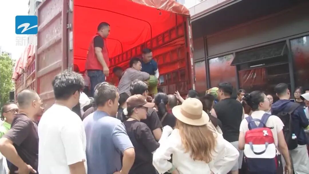1元/斤，两小时售空10吨！杭州街头现“亏本卖瓜”