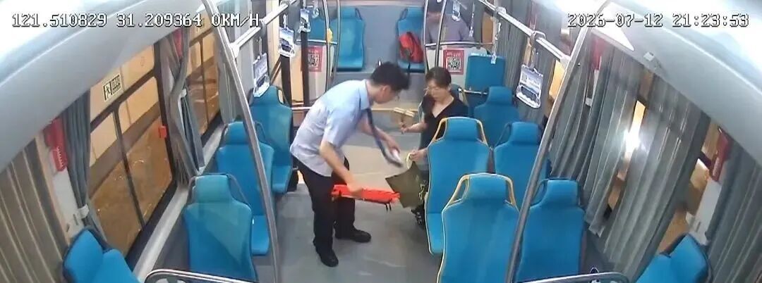 上海一公交上老人突发癫痫,两乘客教科书式施救抢生机,其中一人还是19岁高中毕业生 上海一公交上老人突发癫痫,两乘客教科书式施救抢生机,其中一人还是19岁高中毕业生