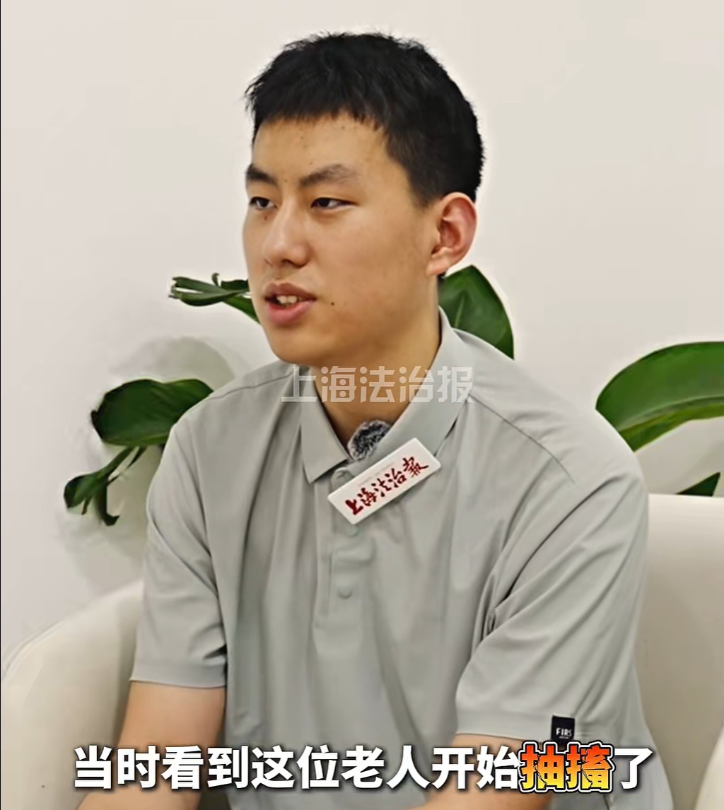上海一公交上老人突发癫痫,两乘客教科书式施救抢生机,其中一人还是19岁高中毕业生 上海一公交上老人突发癫痫,两乘客教科书式施救抢生机,其中一人还是19岁高中毕业生