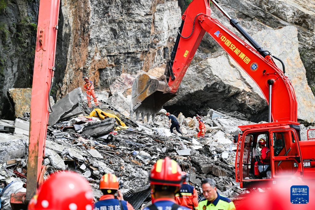 重庆彭水县山体崩塌救援持续进行 重庆彭水县山体崩塌救援持续进行