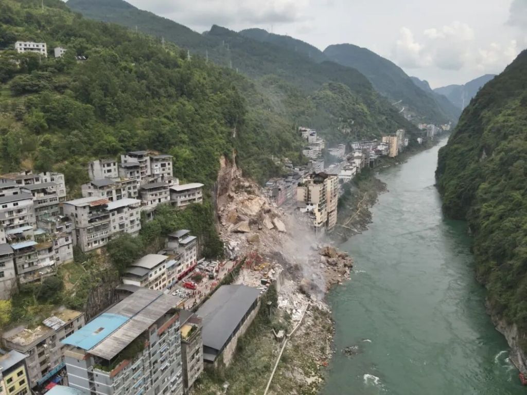重庆彭水山体崩塌的发现、预警、目睹和救援者 重庆彭水山体崩塌的发现、预警、目睹和救援者