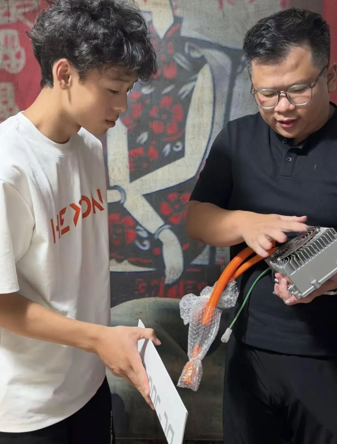 “事发时来不及多想”！凌晨3点18岁少年抡起电池猛砸车窗 救出被困司机