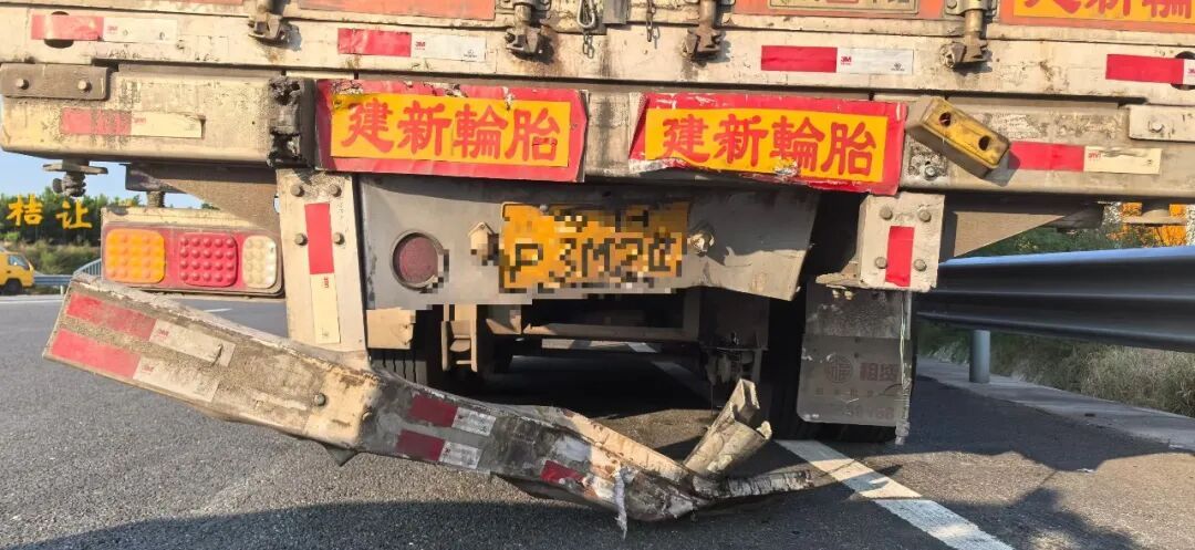 一头扎进半挂车尾,司机:“精神有点疲惫,脑子一片空白” 一头扎进半挂车尾,司机:“精神有点疲惫,脑子一片空白”