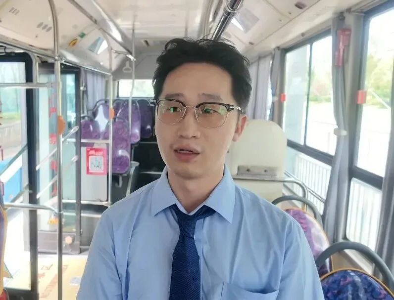 上海一公交上老人突发癫痫,两乘客教科书式施救抢生机,其中一人还是19岁高中毕业生 上海一公交上老人突发癫痫,两乘客教科书式施救抢生机,其中一人还是19岁高中毕业生