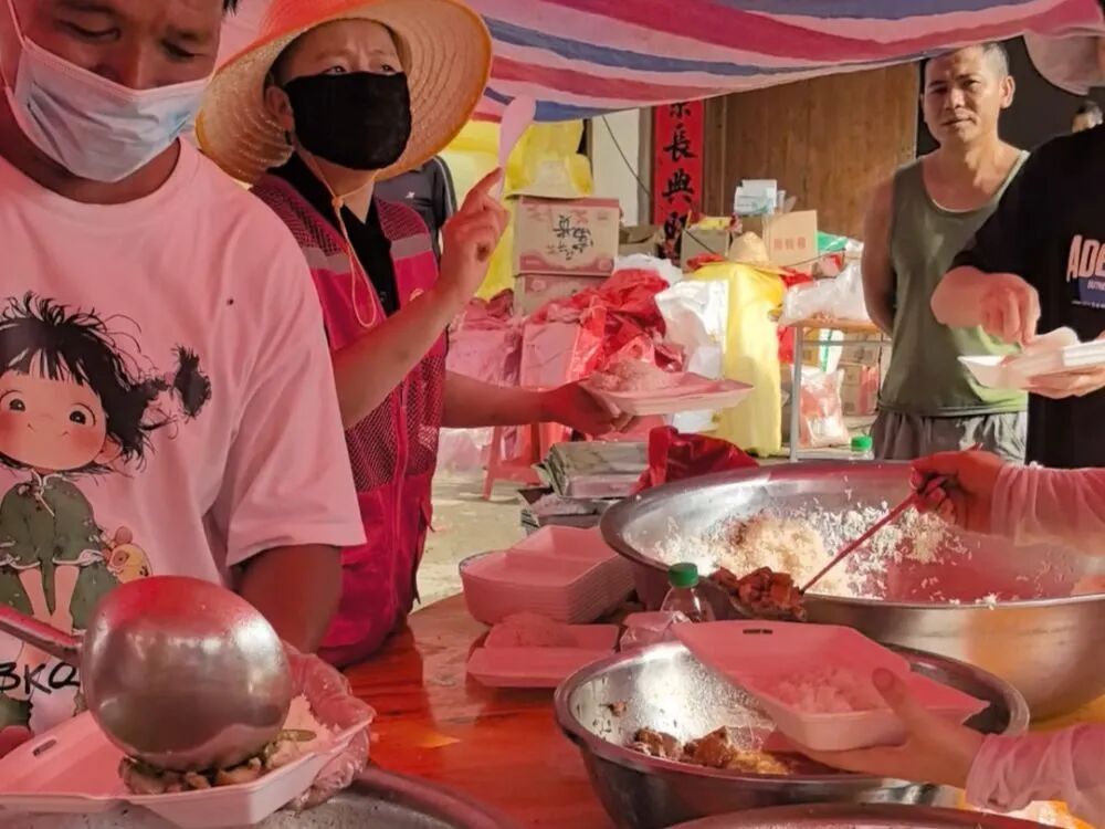 洪灾救援现场,志愿者为何流泪? 洪灾救援现场,志愿者为何流泪?