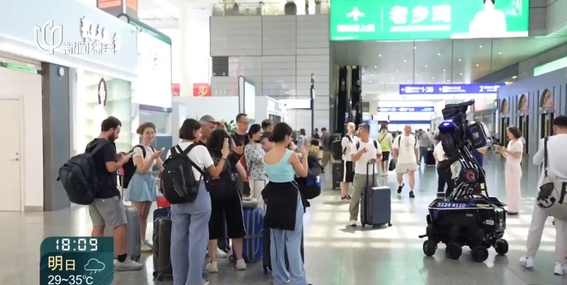 "太帅了"！上海这里出现"机甲巡警"，引发众人围观