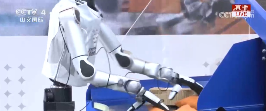 拼“大脑”!机器人从“炫技”到“实干” 越来越“聪明”重塑生产力 拼“大脑”!机器人从“炫技”到“实干” 越来越“聪明”重塑生产力