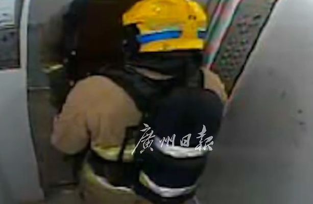 香港宏福苑火灾殉职消防员何伟豪最后画面首次公开,还原救人殉职全过程:所有证据都表明,他在极度危险情况下为拯救他人献出了自己的生命 香港宏福苑火灾殉职消防员何伟豪最后画面首次公开,还原救人殉职全过程:所有证据都表明,他在极度危险情况下为拯救他人献出了自己的生命