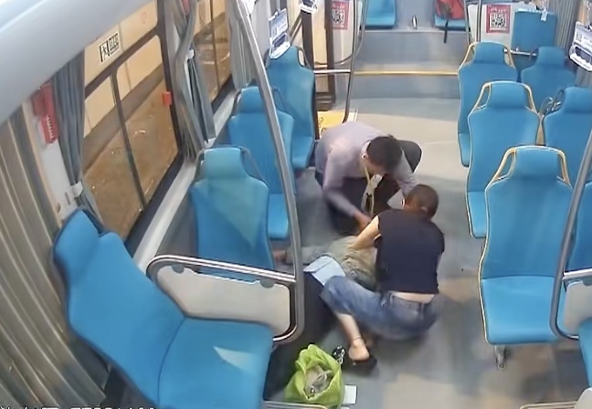 上海一公交上老人突发癫痫,两乘客教科书式施救抢生机,其中一人还是19岁高中毕业生 上海一公交上老人突发癫痫,两乘客教科书式施救抢生机,其中一人还是19岁高中毕业生