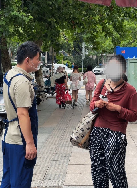山东一店主见女子捡剩面吃,主动打包新面并送水,此前曾帮助多次:出一点小力没啥 山东一店主见女子捡剩面吃,主动打包新面并送水,此前曾帮助多次:出一点小力没啥