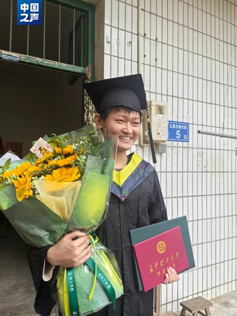 他们驱车百里,只为这场“一个人的毕业典礼” 他们驱车百里,只为这场“一个人的毕业典礼”