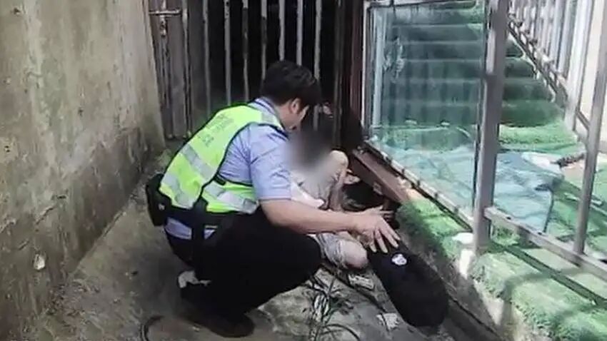 35℃高温下,民警脱下警帽为婆婆扇风 35℃高温下,民警脱下警帽为婆婆扇风