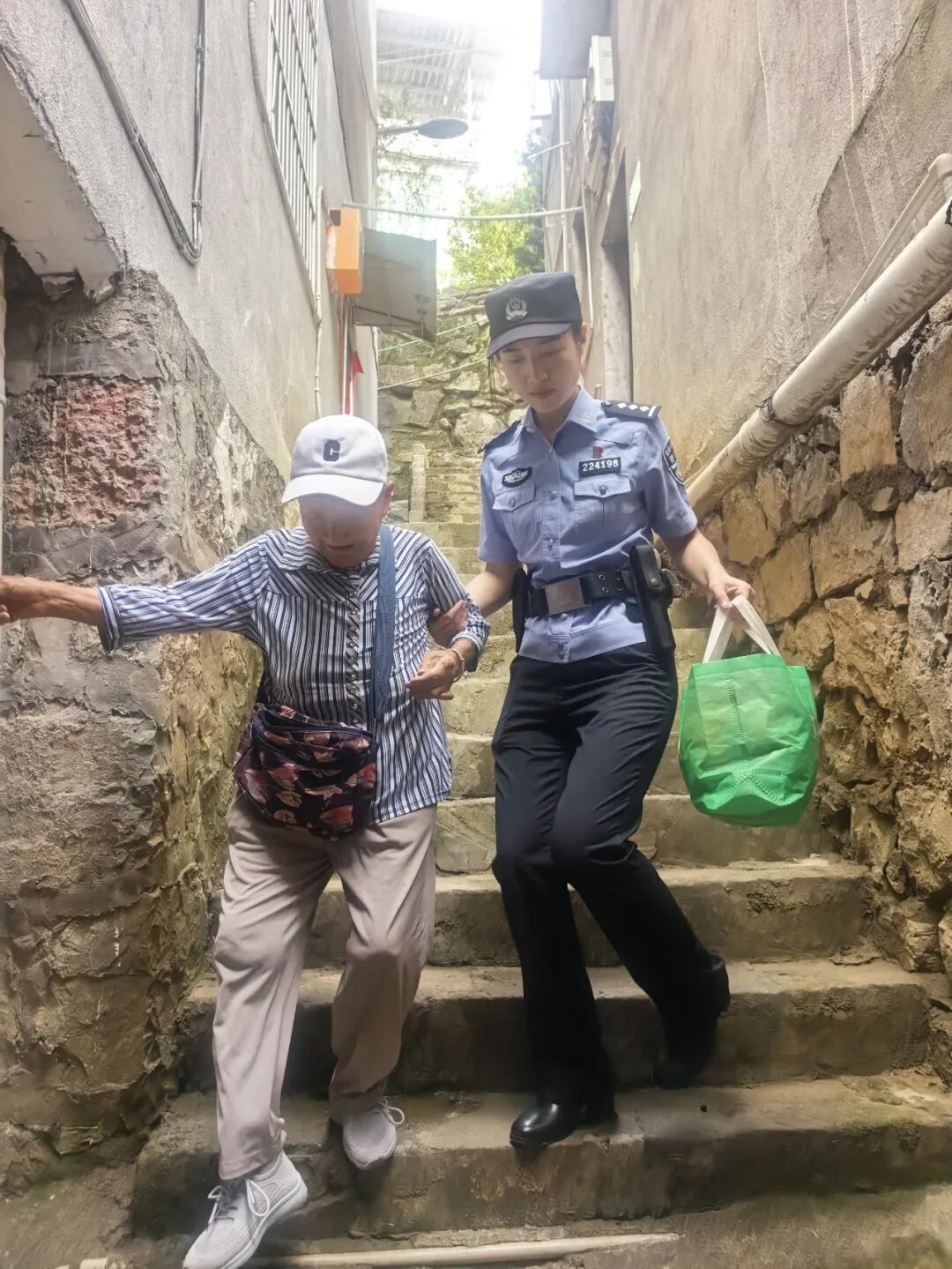 彭水山体崩塌救援一线,这对夫妻的5分钟通话太戳心了…… 彭水山体崩塌救援一线,这对夫妻的5分钟通话太戳心了……