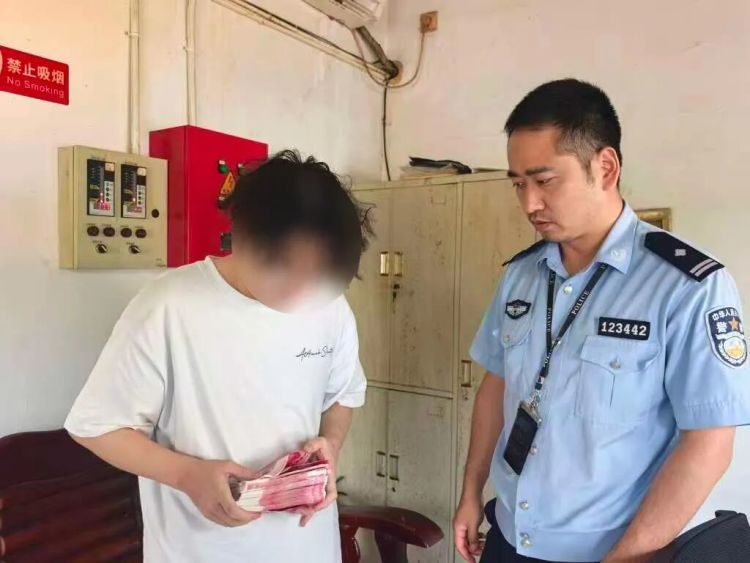 “师傅别让他下车!”网约车司机接到电话后立刻掉头…… “师傅别让他下车!”网约车司机接到电话后立刻掉头……