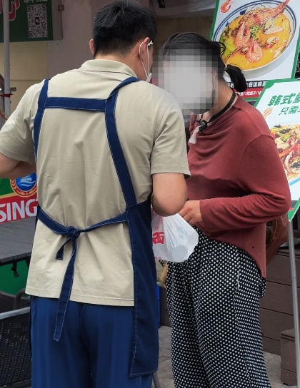 山东一店主见女子捡剩面吃,主动打包新面并送水,此前曾帮助多次:出一点小力没啥 山东一店主见女子捡剩面吃,主动打包新面并送水,此前曾帮助多次:出一点小力没啥