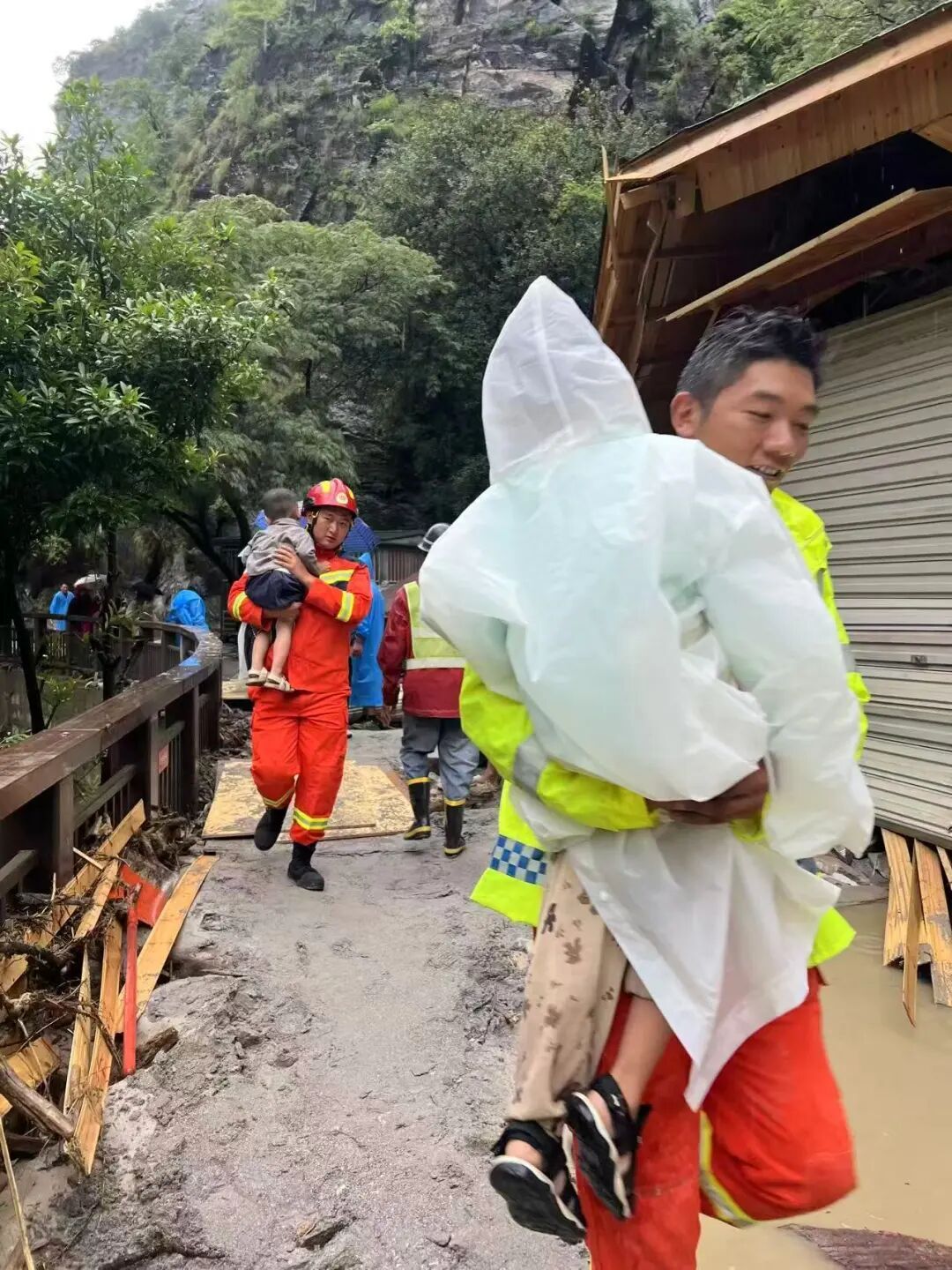 云南一知名景区突发山洪!有房屋倒塌!本轮强降雨要下到…… 云南一知名景区突发山洪!有房屋倒塌!本轮强降雨要下到……