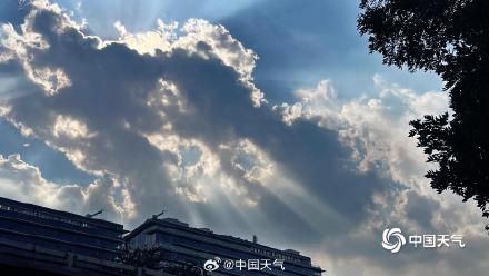 北京现云隙光 阳光如瀑布倾泻而下