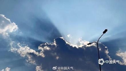 北京现云隙光 阳光如瀑布倾泻而下