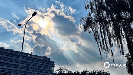 北京现云隙光 阳光如瀑布倾泻而下