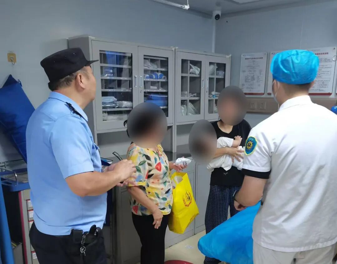 广州一女子抱着抽搐中的高烧孩子快急哭了,警察一脚油门5分钟到医院,又回去上班了 广州一女子抱着抽搐中的高烧孩子快急哭了,警察一脚油门5分钟到医院,又回去上班了