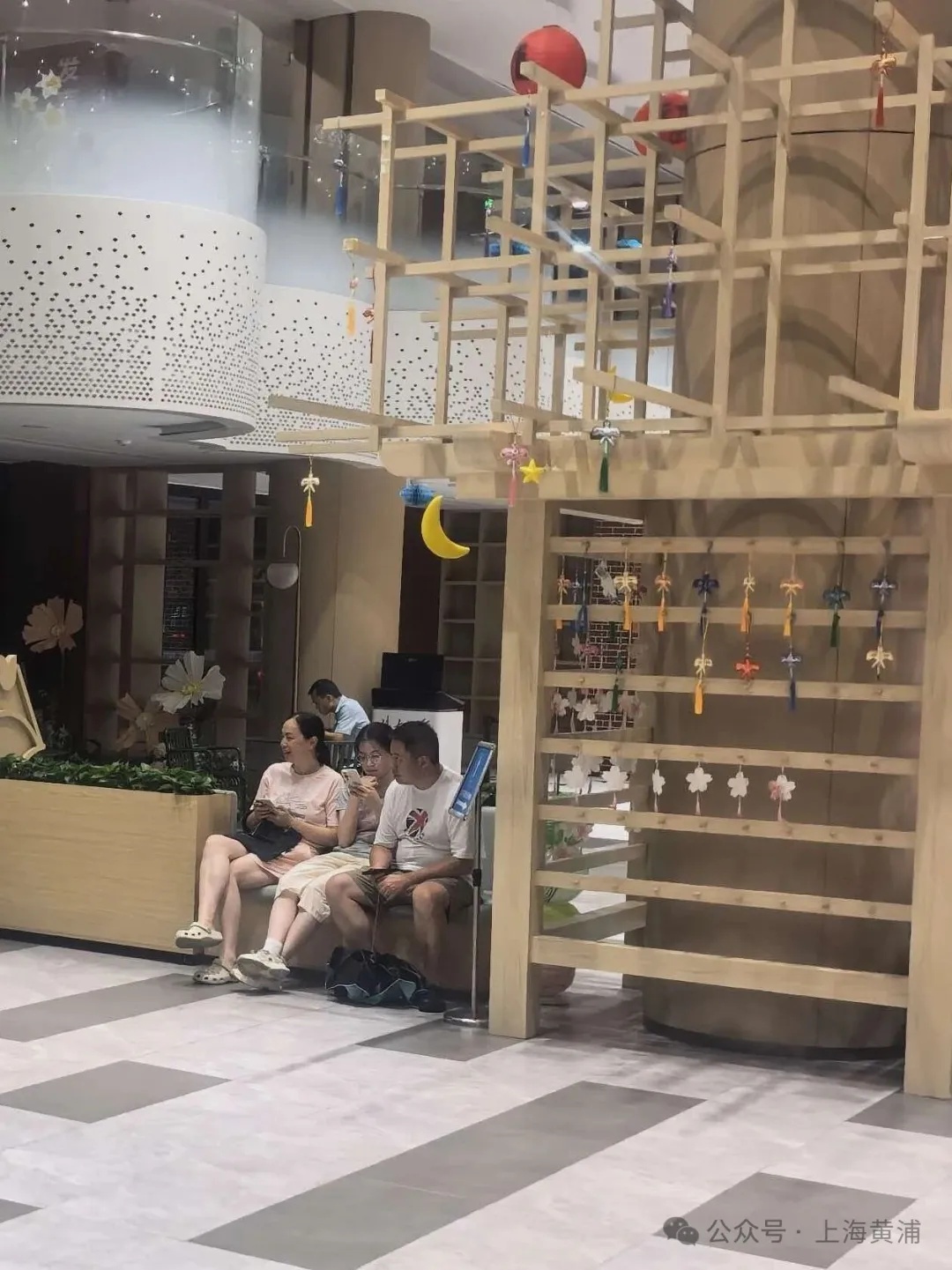 “雨像倒下来一样!” 申城昨夜电闪雷鸣普降大雨,本轮连续高温终于结束 “雨像倒下来一样!” 申城昨夜电闪雷鸣普降大雨,本轮连续高温终于结束