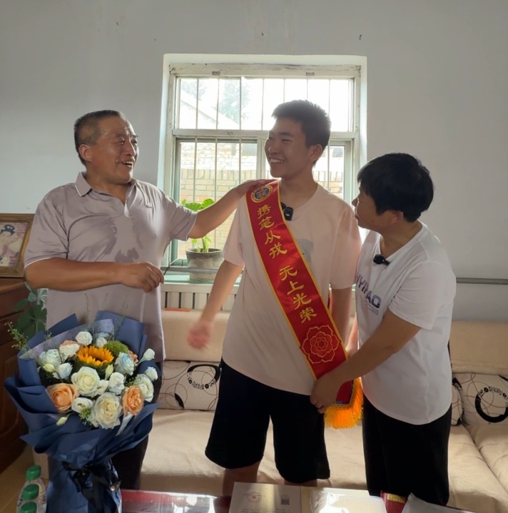“我每拿到一张奖状,都会交给爷爷,他全都好好贴在墙上” “我每拿到一张奖状,都会交给爷爷,他全都好好贴在墙上”