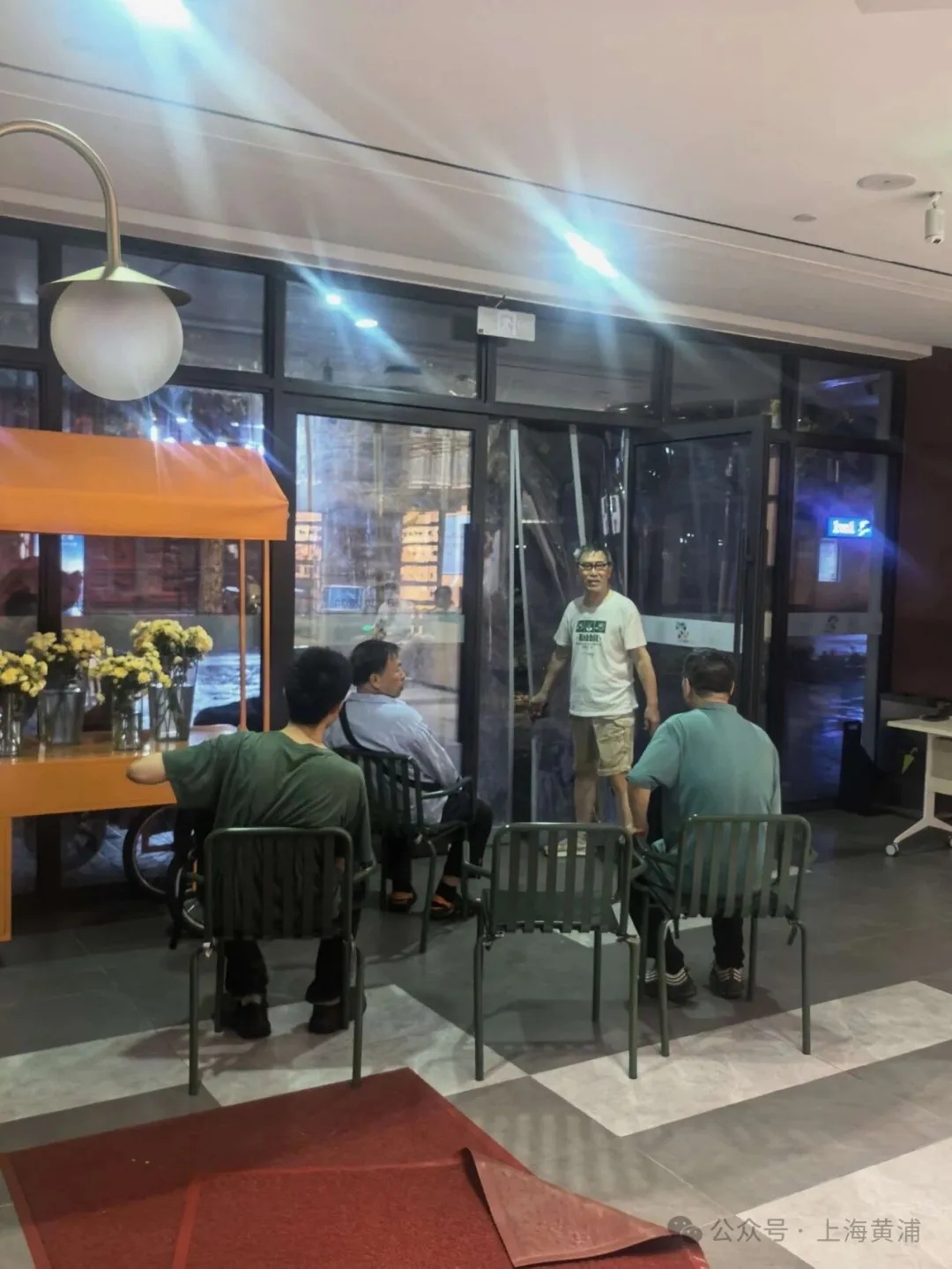 “雨像倒下来一样!” 申城昨夜电闪雷鸣普降大雨,本轮连续高温终于结束 “雨像倒下来一样!” 申城昨夜电闪雷鸣普降大雨,本轮连续高温终于结束