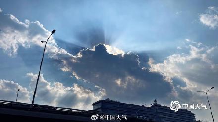 北京现云隙光 阳光如瀑布倾泻而下