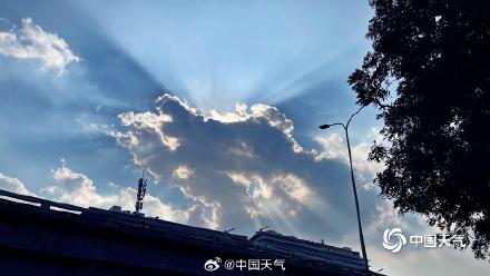 北京现云隙光 阳光如瀑布倾泻而下