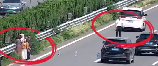 7人驻足高速快车道!交警电话“吼离”2分钟后,车辆被猛烈撞击…… 7人驻足高速快车道!交警电话“吼离”2分钟后,车辆被猛烈撞击……