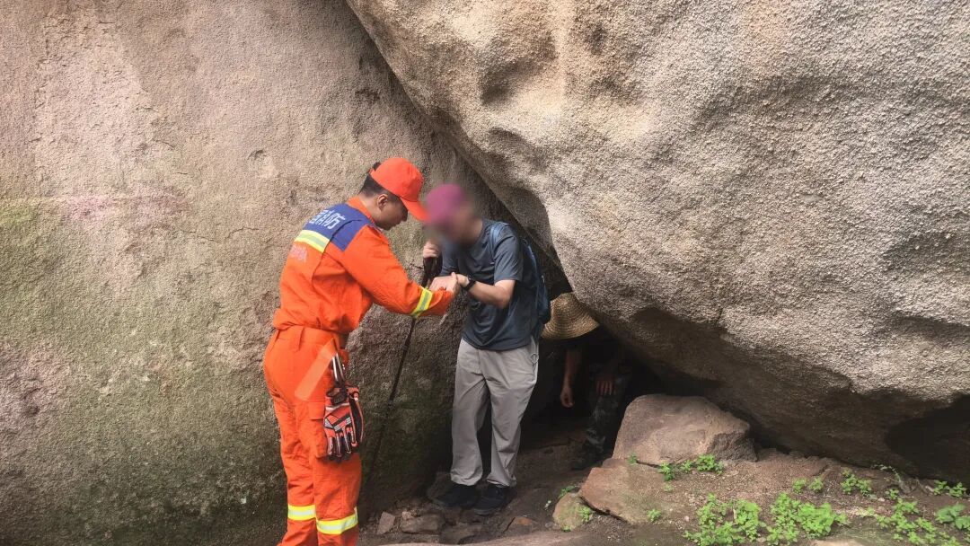 一男子独自爬野山体力透支,昌平消防成功救援 一男子独自爬野山体力透支,昌平消防成功救援