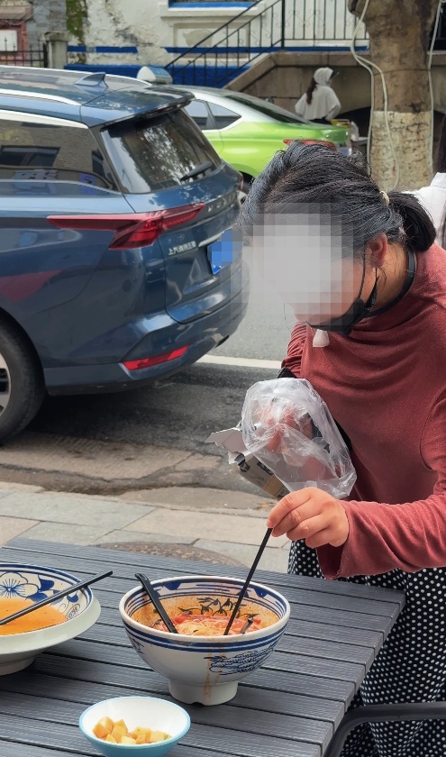 山东一店主见女子捡剩面吃,主动打包新面并送水,此前曾帮助多次:出一点小力没啥 山东一店主见女子捡剩面吃,主动打包新面并送水,此前曾帮助多次:出一点小力没啥