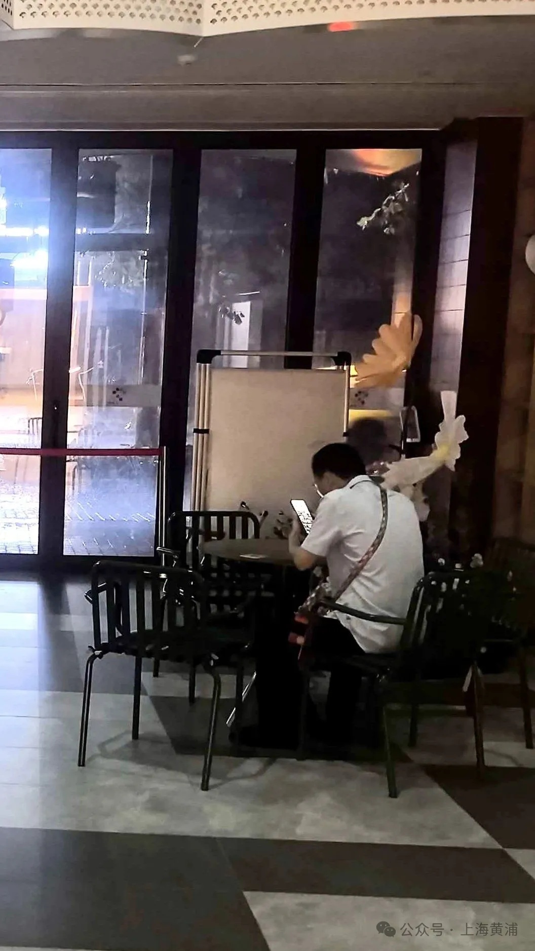 “雨像倒下来一样!” 申城昨夜电闪雷鸣普降大雨,本轮连续高温终于结束 “雨像倒下来一样!” 申城昨夜电闪雷鸣普降大雨,本轮连续高温终于结束