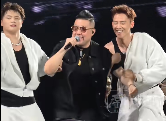 徐良南京演唱会把和声老师请上台,自己坐到和声区成“伴唱”;此前伴舞小哥涨粉百万,两位和声小姐姐接连出圈 徐良南京演唱会把和声老师请上台,自己坐到和声区成“伴唱”;此前伴舞小哥涨粉百万,两位和声小姐姐接连出圈