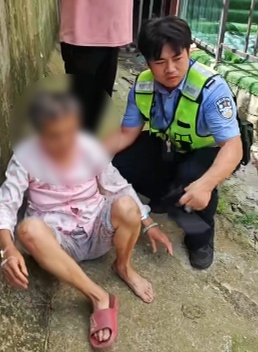 35℃高温下,民警脱下警帽为婆婆扇风 35℃高温下,民警脱下警帽为婆婆扇风