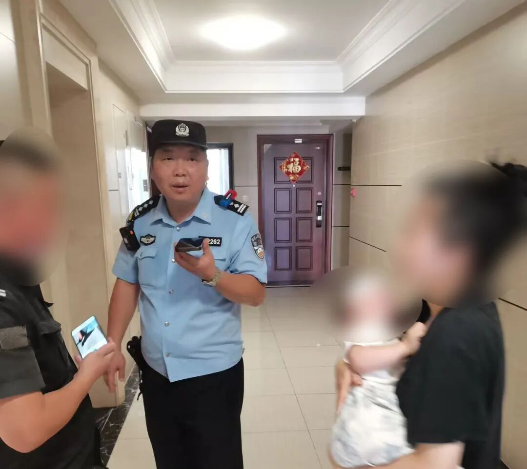 广州一女子抱着抽搐中的高烧孩子快急哭了,警察一脚油门5分钟到医院,又回去上班了 广州一女子抱着抽搐中的高烧孩子快急哭了,警察一脚油门5分钟到医院,又回去上班了