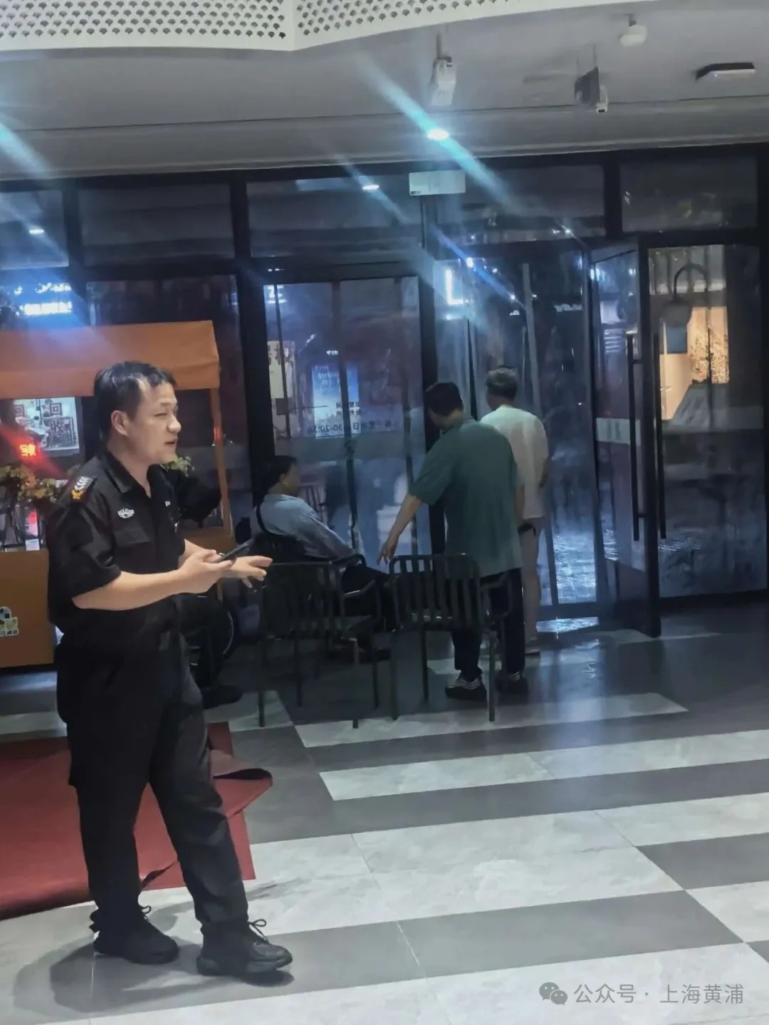 “雨像倒下来一样!” 申城昨夜电闪雷鸣普降大雨,本轮连续高温终于结束 “雨像倒下来一样!” 申城昨夜电闪雷鸣普降大雨,本轮连续高温终于结束