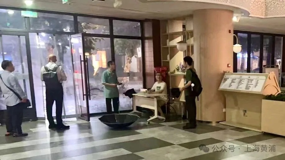 “雨像倒下来一样!” 申城昨夜电闪雷鸣普降大雨,本轮连续高温终于结束 “雨像倒下来一样!” 申城昨夜电闪雷鸣普降大雨,本轮连续高温终于结束