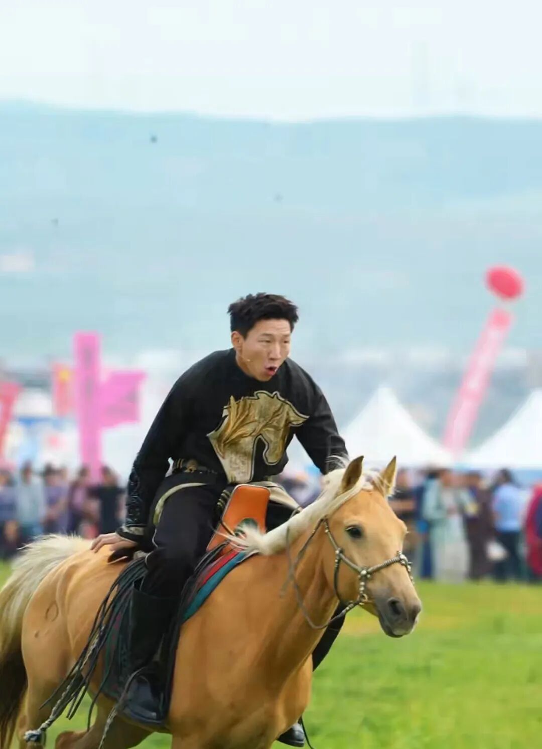 演员阿如那策马现身内蒙古那达慕现场,开幕式上一马匹受惊,阿如那温柔安抚戳中网友,称感谢家乡成就了他现在的样子 演员阿如那策马现身内蒙古那达慕现场,开幕式上一马匹受惊,阿如那温柔安抚戳中网友,称感谢家乡成就了他现在的样子