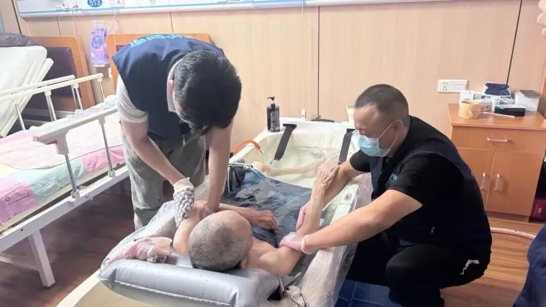 助浴师月入2万元?高薪背后,全是常人hold不住的压力 助浴师月入2万元?高薪背后,全是常人hold不住的压力