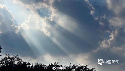 北京现云隙光 阳光如瀑布倾泻而下