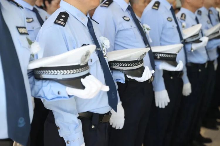 痛别战友!54岁交警田浩处置交通事故时因公牺牲! 痛别战友!54岁交警田浩处置交通事故时因公牺牲!