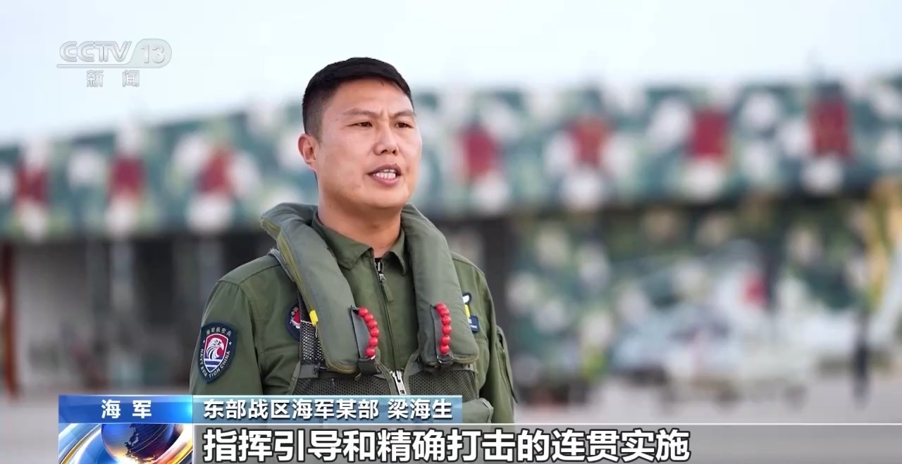 从快速突防到精确摧毁 直击海军舰载直升机海上实弹射击训练 从快速突防到精确摧毁 直击海军舰载直升机海上实弹射击训练