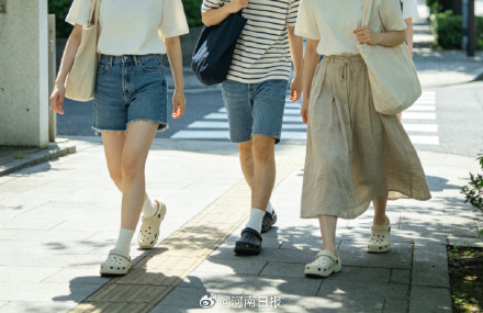 看似透气的洞洞鞋其实很容易闷出脚气 看似透气的洞洞鞋其实很容易闷出脚气