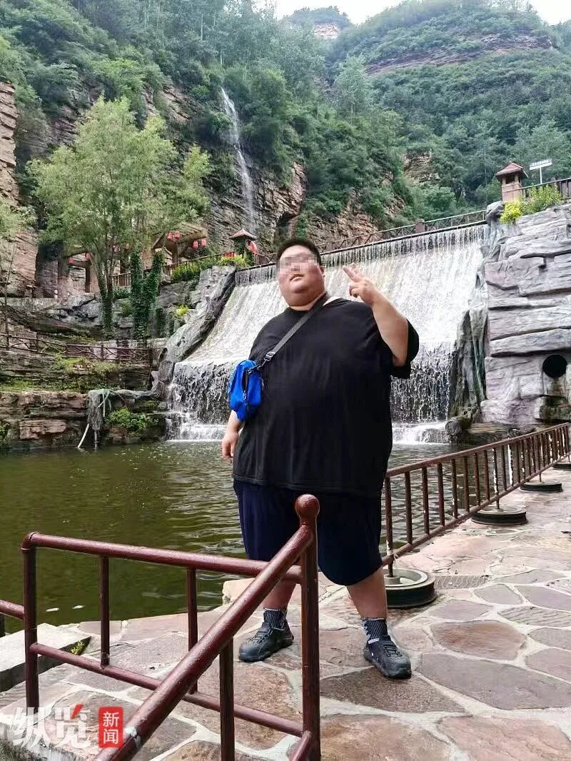 28岁男子一次吃10根烤肠,一顿2斤米饭+一大碗菜+可乐,小伙胖至510斤! 28岁男子一次吃10根烤肠,一顿2斤米饭+一大碗菜+可乐,小伙胖至510斤!
